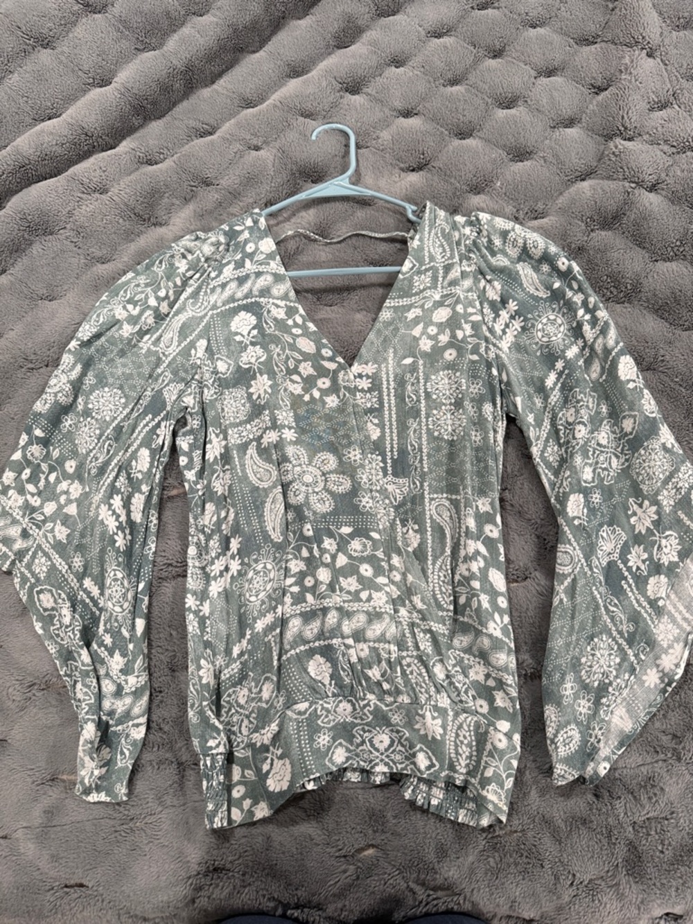 Buckle Sage Green Paisley V-Neck Long Sleeve Blouse